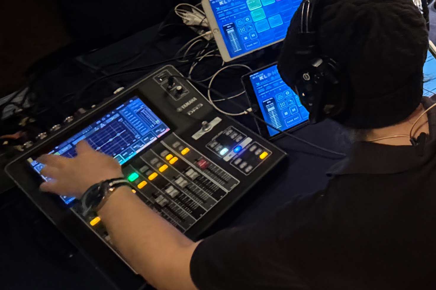 デジタルミキサーを操作する音響オペレーター